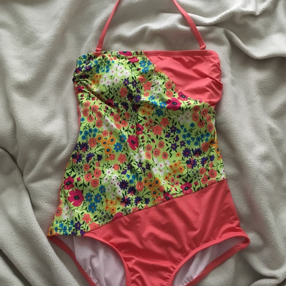 Swimsuit - Picture 3 of 5